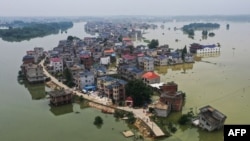 中国江西省上饶市鄱阳湖附近地区被洪水包围变成孤岛的村落。（2020年7月15日）