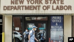 资料照片:纽约市布鲁克林区纽约州劳工局的失业保险办公室大门。(2020年6月11日)