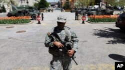 Một cảnh vệ quốc gia đứng gác bên ngoài tòa thị chính ở Baltimore, 29/4/2015.