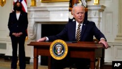 拜登总统2月24日签署有关供应链审查的行政令后发表讲话 (美联社)