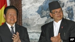 2011年周永康和尼泊总理在两国签署一项经济协议后鼓掌。周永康那时能想到会有今日吗?