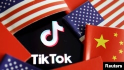抖音海外版（TikTok）的标识与美中两国国旗。