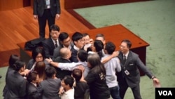 图片汇集:青年新政两议员再闯立法会大会试图宣誓不果