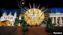 Một mẫu virus corona bằng giấy với dòng chữ "Đừng sợ" được đăt trong nhà thờ Công giáo La Mã St. Martinus ờ Renningen gần Stuttgart, Đức.