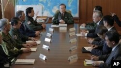 2012年12月12日,日本防卫大臣森本敏在东京举行的防卫省高层官员会议上讲话。