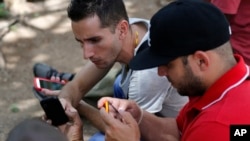 2015年7月2日古巴哈瓦那: 互联网用户首次通过公共无线网络热点用智能手机上网