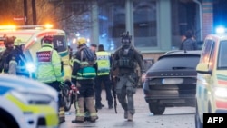 在瑞典城市厄勒布鲁,急救人员和警察特种部队成员在发生枪击惨案的里斯伯格斯卡学校现场工作。(2025年2月4日)