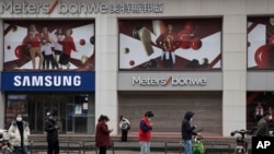 资料照:中国湖北武汉市民排队等候进入商场。(2020年4月3日)