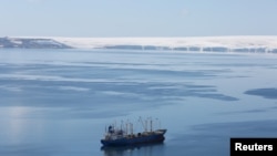 资料照片:南极洲半月湾有一艘国籍不明的捕磷虾渔船。