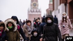 资料照片-戴着口罩的游客在莫斯科红场上游览。(2020年1月29日)
