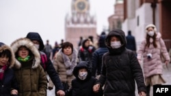 戴着口罩的游客在莫斯科红场上游览。(2020年1月29日)