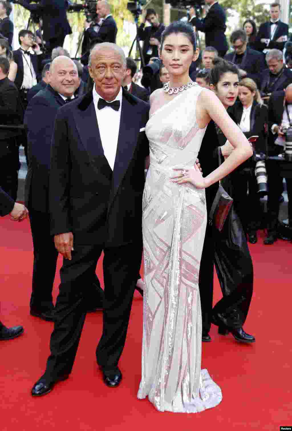 中国超模奚梦瑶在2016年参加戛纳国际电影节,她旁边的男子是 Grisogono 珠宝首饰公司的创始人 Fawaz Gruosi。而2017年戛纳国际电影节,她也去了,但我们没有找到路透社和美联社的图片。