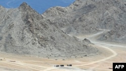 印度边防战士在山谷巡逻。(2020年6月24日)