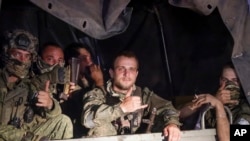 资料照:瓦格纳雇佣军士兵在俄罗斯罗斯托夫乘坐汽车。(2023年6月24日)