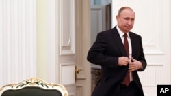 俄罗斯总统普京到场准备与参加了3月18日总统选举的在野党候选人们见面。(2018年3月19日)