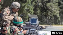 美国士兵训练印度军人使用先进武器装备(美国陆军2018年9月24日摄)