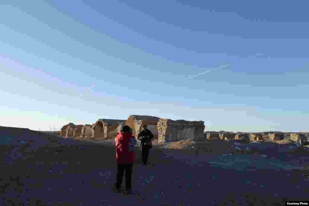 艾晓明在公婆泉劳教农场遗址采访(图片:艾晓明提供)