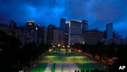 维园烛光如海悼念六四的场面连续第二年消失。(美联社)