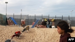 资料照片:流离失所的巴勒斯坦人在加沙和埃及之间的边境围栏附近扎营。(2024年2月16日)