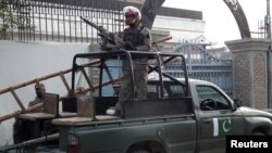 Lực lượng an ninh Pakistan canh gác tại Bannu, ngày 10/12/2012.