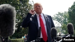 美国总统川普在白宫对记者讲话。 (2018年8月17日)