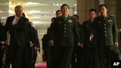 美国国防部长哈格尔与中国国防部长常万全抵达北京中国国防部总部的联合记者会现场。(2014年4月8日)