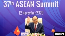 东盟轮值主席国越南的总理阮春福出席在河内举行的东盟峰会。(2020年11月12日)