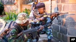 Lực lượng an ninh Kenya bên ngoài Trung tâm Mua sắm Westgate sáng sớm Thứ Hai, ngày 23 Tháng 9, 2013.