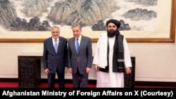 2025年5月21日,中国外交部长王毅在北京会见巴基斯坦外交部长伊沙克·达尔(左)和阿富汗代理外交部长阿米尔·汗·穆塔基,三方举行了非正式会谈。