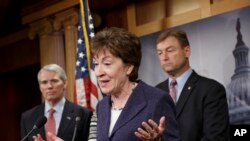 共和党籍参议员苏珊·柯林斯(中)