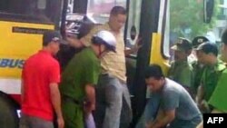 Công an Việt Nam trấn áp người biểu tình chống Trung Quốc tại Hà Nội ngày 17/7/2011