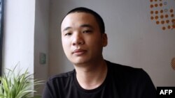 Flappy Bird(像素鸟)游戏创作者阮哈东在河内一家咖啡馆稍事放松。