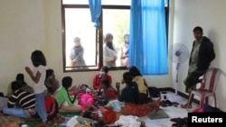 Những người ti nạn trên chiếc thuyền bị lật tại một nơi trú ẩn tạm thời gần bãi biển Jayanti, Tây Java, Indonesia, ngày 24/7/2013.