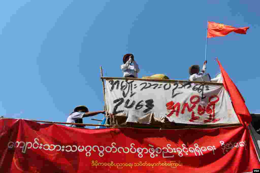 ကျောင်းသားသပိတ်တပ် မကွေးကနေ တောင်တွင်းကြီးကိုသွားတဲ့လမ်းမှာ ဟောပြောနေပုံ- သတင်းဓာတ်ပုံ-စည်သူ(VOA)