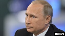 Tổng thống Nga Vladimir Putin một lần nữa bác bỏ việc có bất cứ binh sĩ Nga nào tham gia giao chiến ở Ukraine