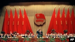 1993年5月10日,共青团代表大会选举领导层,李克强(中)当选团中央书记