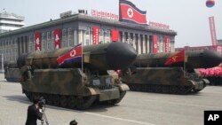 Phi đạn của Bắc Triều Tiên trong cuộc diễn hành ngày 15/4/2017 tại Bình Nhưỡng nhân kỷ niệm sinh nhật thứ 105 của Kim Il Sung, người sáng lập nhà nước Bắc Triều Tiên.