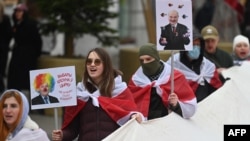 2025年1月26日,白俄罗斯侨民在华沙集会上举着印有白俄罗斯总统亚历山大·卢卡申科肖像的标语牌。