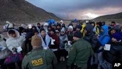 ናብ ኣመሪካ ክኣትው ዝፍትኑ ስደተኛታት