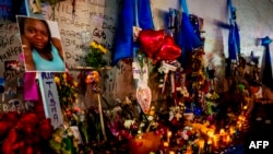 2025年1月4日,哀悼者在波旁街为路易斯安那州新奥尔良1月1日恐怖袭击的受害者守夜。