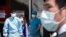 Các nhân viên một bệnh viện ở Seoul và người tới thăm bệnh nhân đeo khẩu trang để tránh bị lây nhiễm MERS.