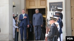 美国国防部长卡特在五角大楼欢迎印度防长帕里卡尔到访(2016年8月29日,美国之音黎堡拍摄)