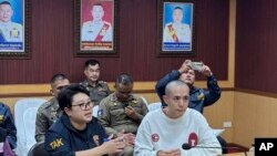 资料照:在泰缅边境附近遭电诈集团绑架的中国演员王星(右)被泰国警方找回。(2025年1月7日 )