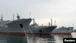 停靠在克里米亚港口塞瓦斯托波尔的俄罗斯黑海舰队,中间的军舰为大型登陆舰“阿佐夫号”。(资料照)