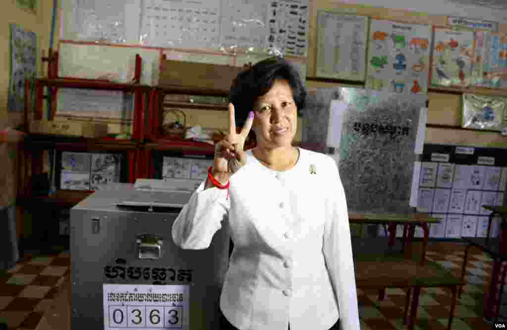 Công chúa  Norodom Arunrasmy, Chủ tịch đảng hoàng gia FUNCIPEC, đi bầu tại trường tiểu học Teaksin ở Kampong Cham. (Ảnh của Heng Reaksmey/VOA Khmer)