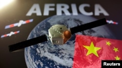 中国国旗、“非洲”字样与卫星模型的图示