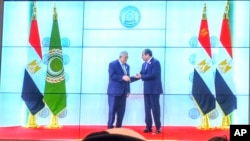 埃及总统塞西(右)在埃及新行政首都举行的阿拉伯峰会上迎接巴勒斯坦权力机构主席阿巴斯。(2025年3月4日)