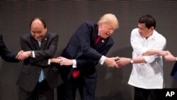 美国总统特朗普2017年在越南出席东盟高峰会议时与东盟成员国领导人牵手。