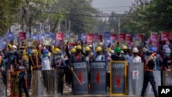 缅甸仰光的示威者手持土制盾牌抗议(2021年3月9日)