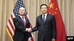 资料照:美国国土安全部部长马约卡斯(Alejandro Mayorkas )与中国公安部部长王小洪在维也纳举行会晤。(2024年2月18日)